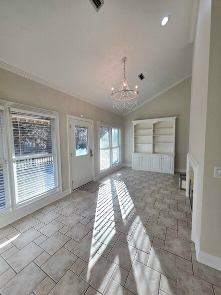 Building Photo - 107 Edinburgh Way