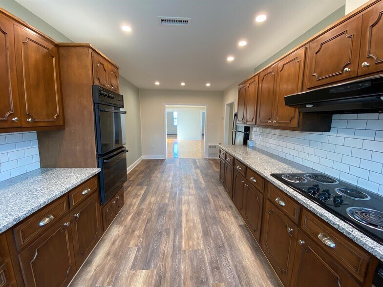 Building Photo - 1010 Cambridge St