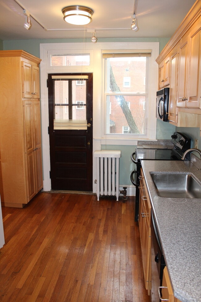 Building Photo - 888 Farmington Ave
