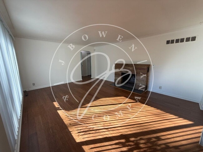 Building Photo - Beautiful 3 bedrooom Washington Local home...