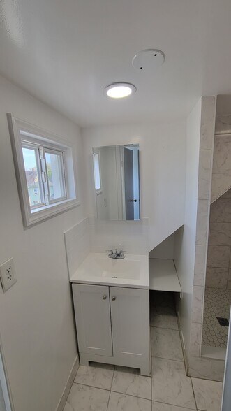 Building Photo - 397 Clifton Ave