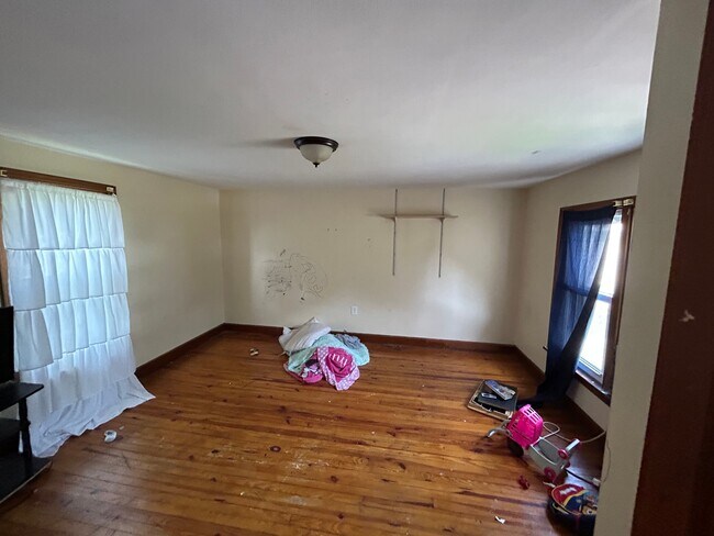 Building Photo - 219 Douglas Ave