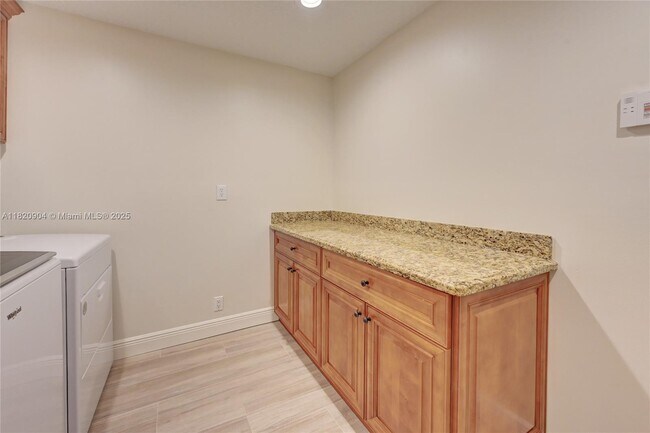 Building Photo - 7120 Hialeah Ln