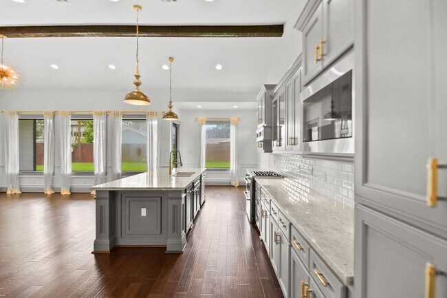 Building Photo - Timeless Elegance in Oak Forest: A Stylish...