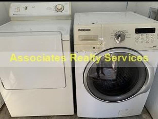 Building Photo - 2 Bed/2.5 bath End Unit Town home!  LOOK !!!