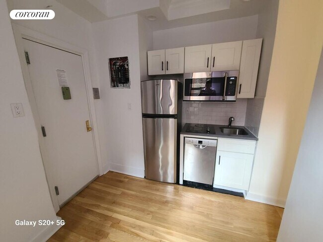 Primary Photo - 34 Watts St
