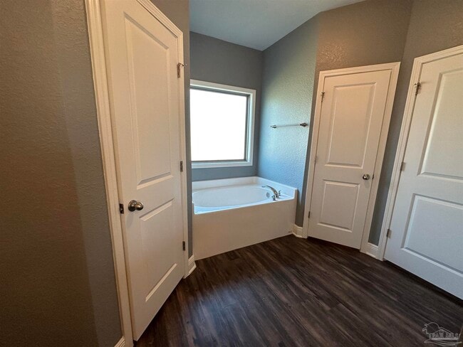 Building Photo - 841 Oak Aly