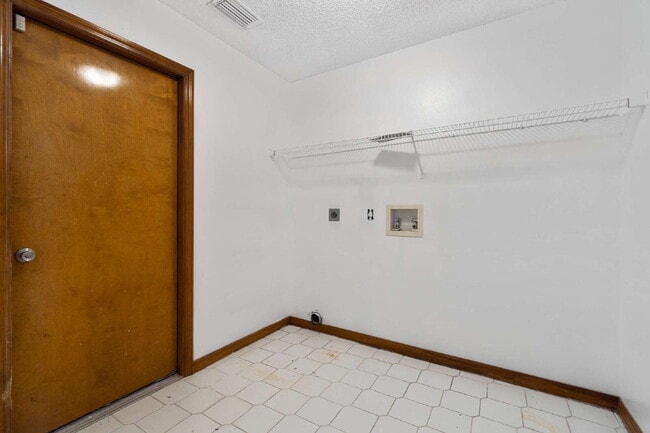 Building Photo - Spacious 3-bed/2-bath Home for Rent in Silver Spring Shores