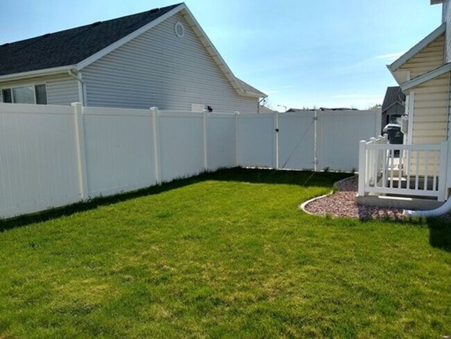 Building Photo - Freshly Painted, New Carpet Throughout - Home For Rent In Springville!!!