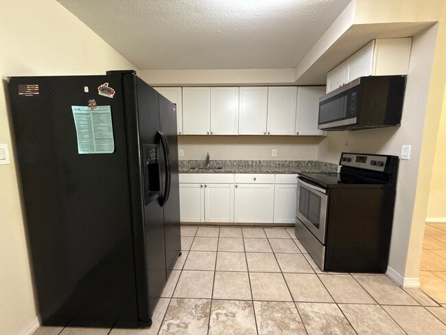 Building Photo - Desirable 3/1 Duplex