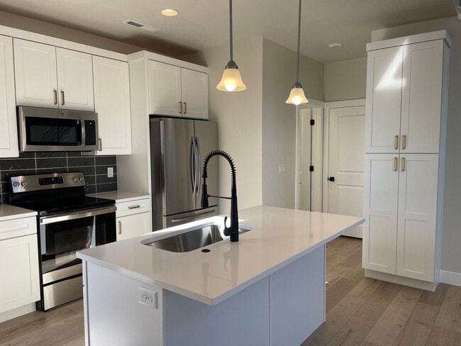 Building Photo - Home in Desert Color!