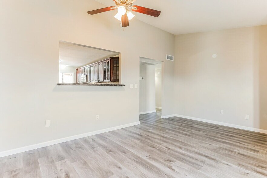 Building Photo - 2203 E Dragoon Ave