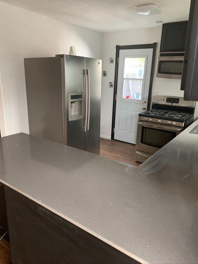 Building Photo - 2717 W Vernon Ave