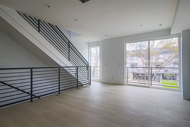 Building Photo - Modern 4 Bed / 3 Bath Townhome with Privat...