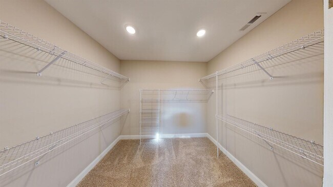 Building Photo - 3 bedrooms almost brand new house