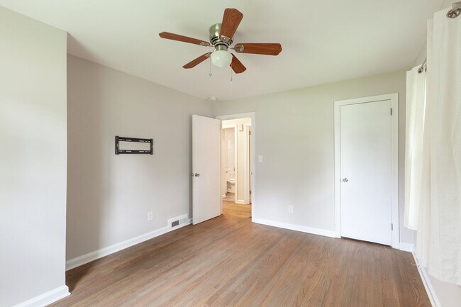 Building Photo - Renovated 3/2 w/ Fenced In Backyard and Co...
