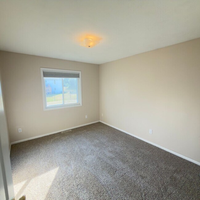 Building Photo - 3 Bedroom Duplex in Rockford!
