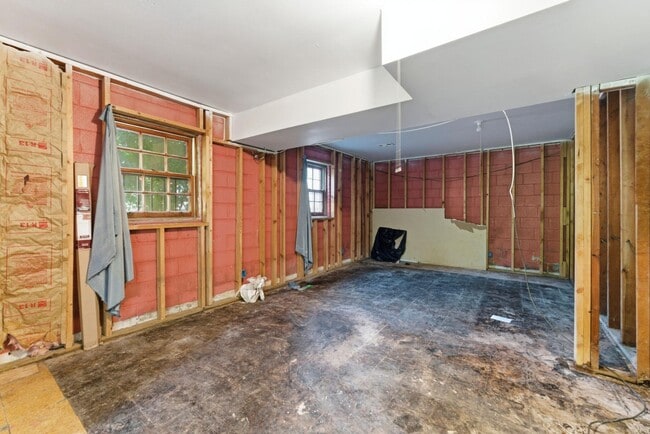 Building Photo - 1961 Valley Ridge Dr SW