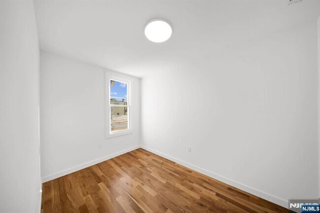 Building Photo - 319 William St