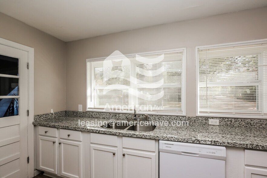 Building Photo - 514 Naples Rd