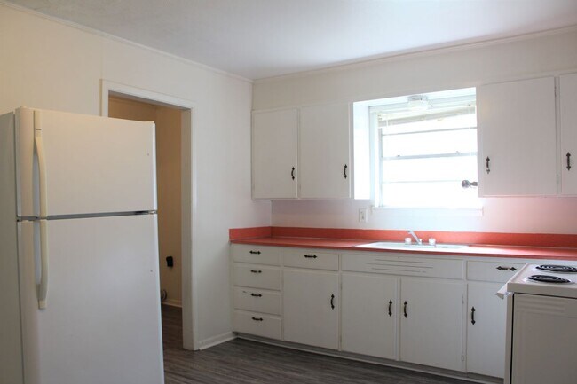 Kitchen - 1260 W Frey St