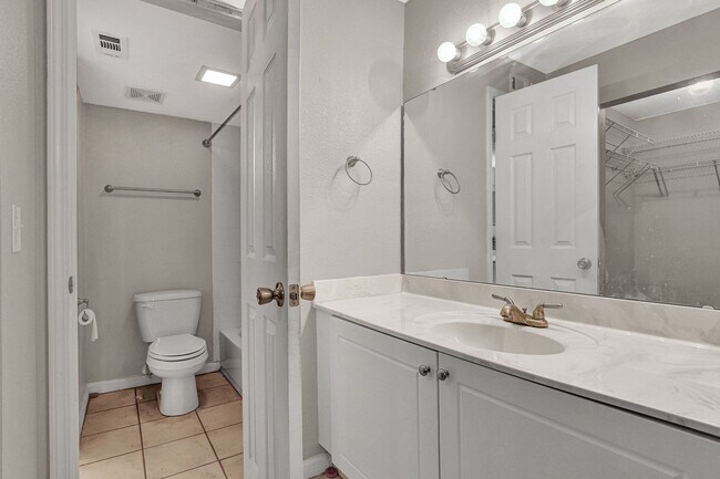 Building Photo - Move in ready 2 bedroom/ 1 bathroom condo!