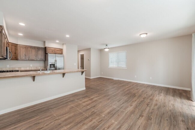 Building Photo - Townhome 3 bed 2.5 bath