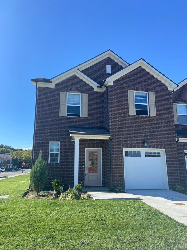 Building Photo - End Unit Townhome in Lebanon / 3 Spacious Bedrooms / Loft Area / 1 Car Garage / Back Patio