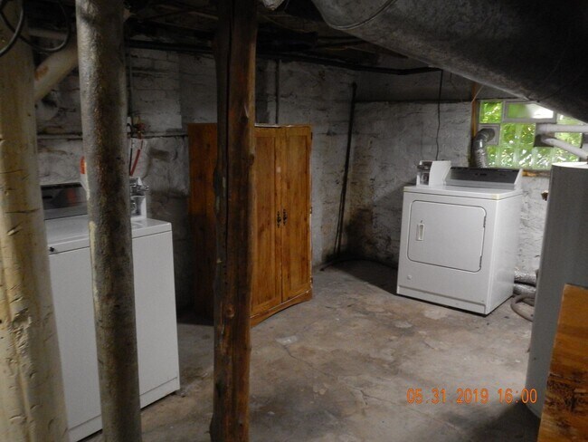 Building Photo - AVAILABLE 6/1/26 - House for Rent Near Sho...
