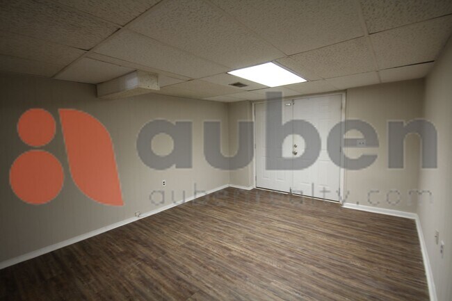 Building Photo - Pet-Friendly Duplex in East Ridge with Fenced Yard & Bonus Room!