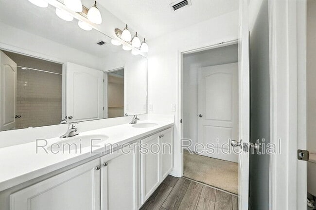 Building Photo - 700 Benoi Dr