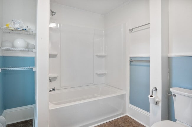 Building Photo - 4 to 5 bed / 2 Bath Just remodeled