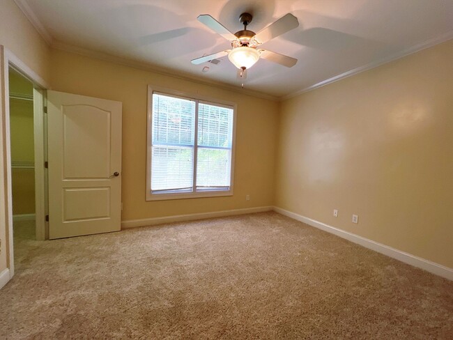 Building Photo - Half off 1st month's rent for Upscale Cond...