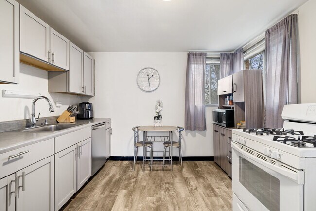 Kitchen - 402 College Park Dr