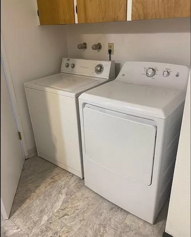 Building Photo - Updated 4 Bedroom 2 Bath PET FRIENDLY
