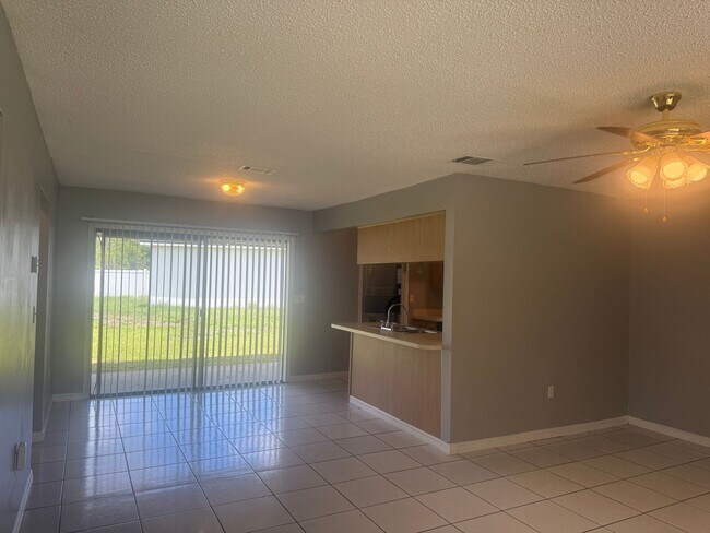 Building Photo - Spacious Duplex in Poinciana
