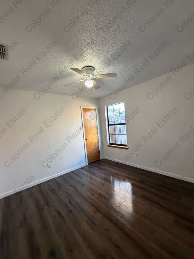 Building Photo - Spacious 4 bedroom 2 bath home.