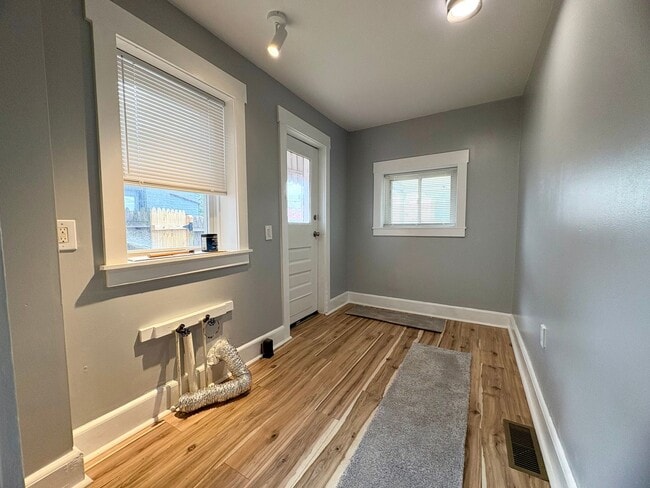 Building Photo - 2 Bedroom 1 Bathroom in Lancaster!