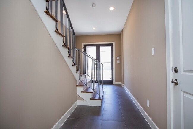 Building Photo - 5606 Blossom St