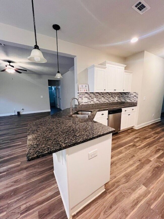 Building Photo - WOW!!  5-bedroom 3 bath