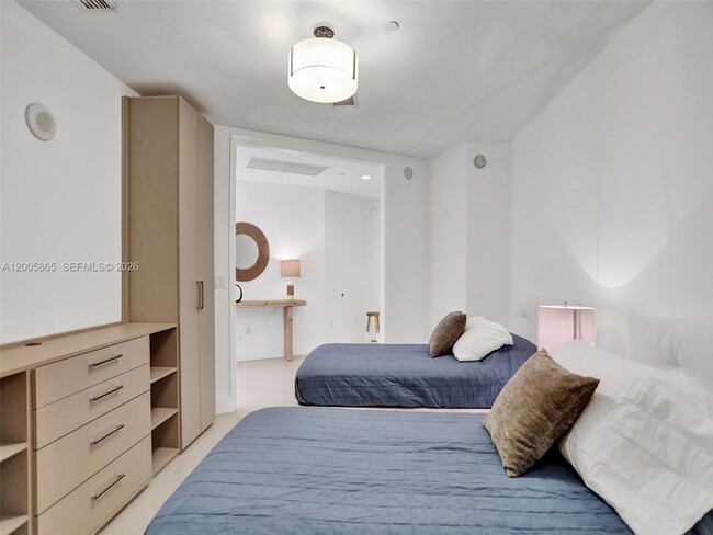 Building Photo - 15901 Collins Ave