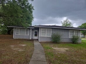 Building Photo - 302 Bridal Wreath Ave