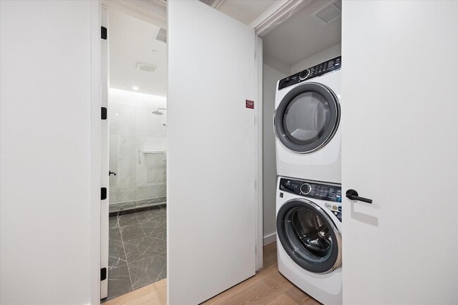 Building Photo - 610 Davis St