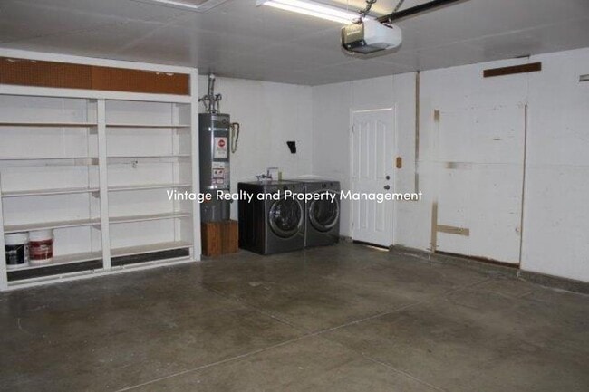 Building Photo - Back On The Rental Market Nice Single Story 3 Bedroom Home!!!