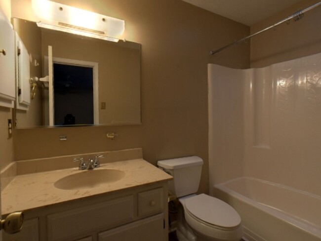 Building Photo - Beautiful 2 Bedroom 2 Bathroom Townhome Lo...