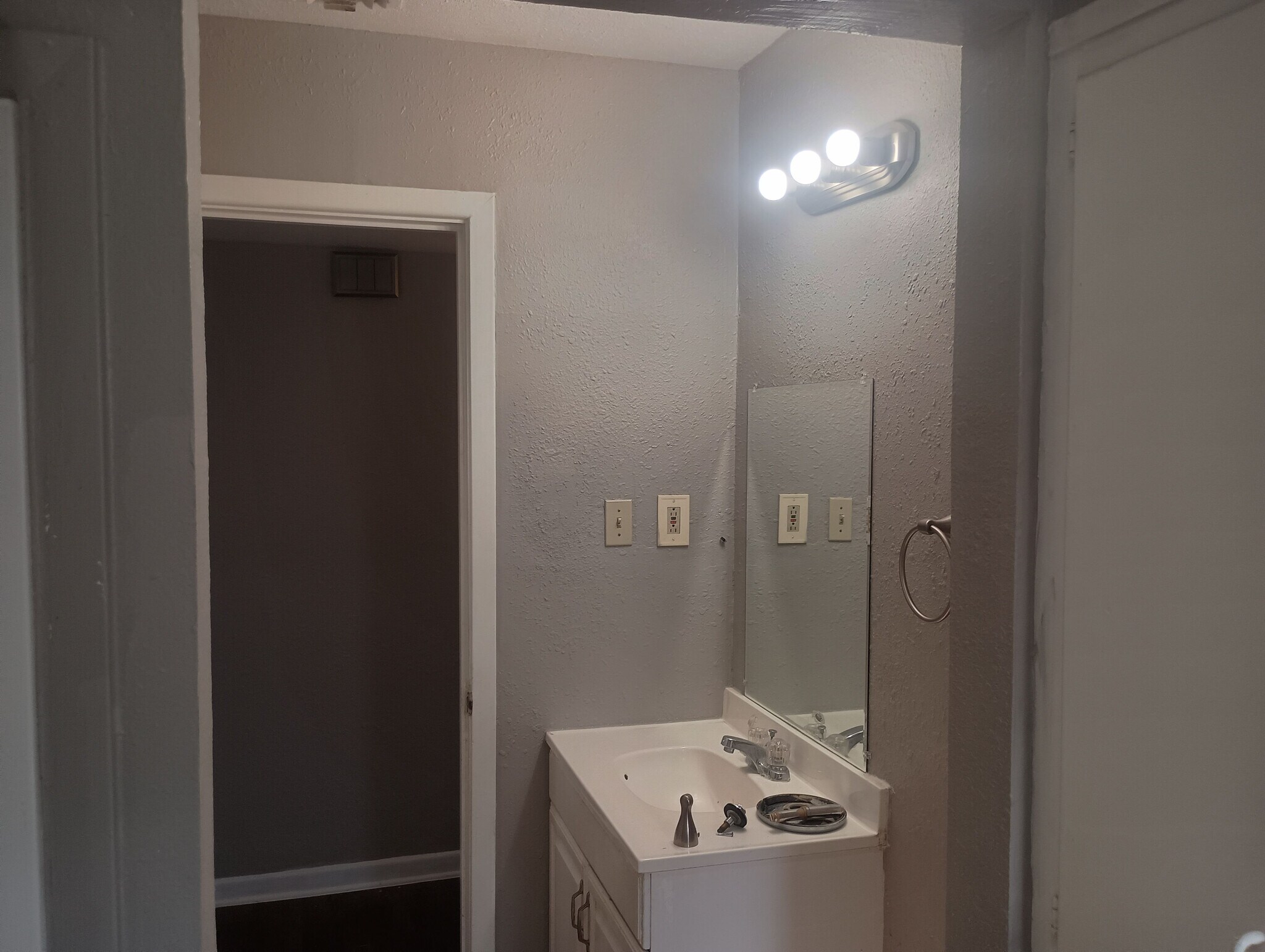 Building Photo - Room in Single Family Home on Nash Blvd