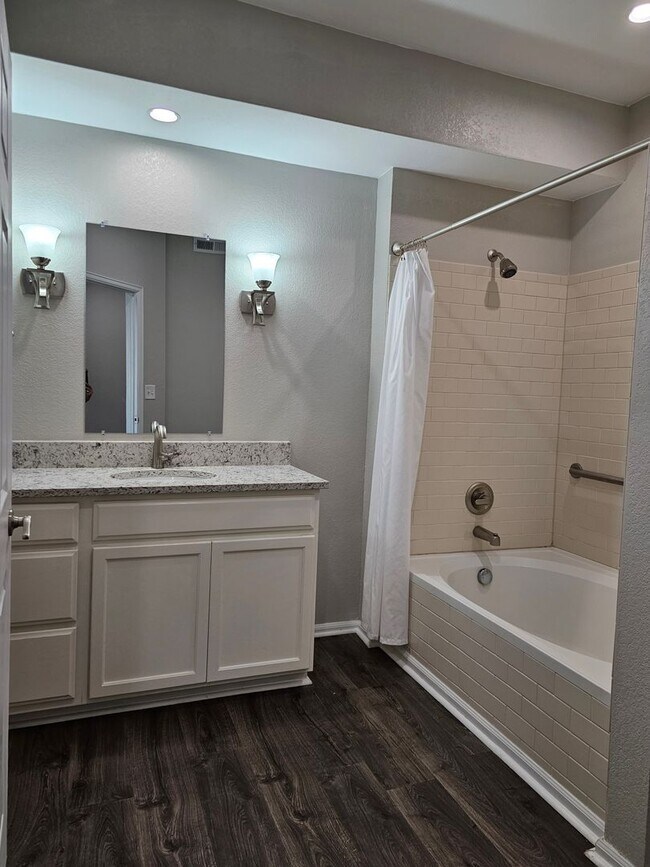 Building Photo - Beautifully Updated Two Bedroom Condo. Second Bedroom can be used as an Office/Flex Space.