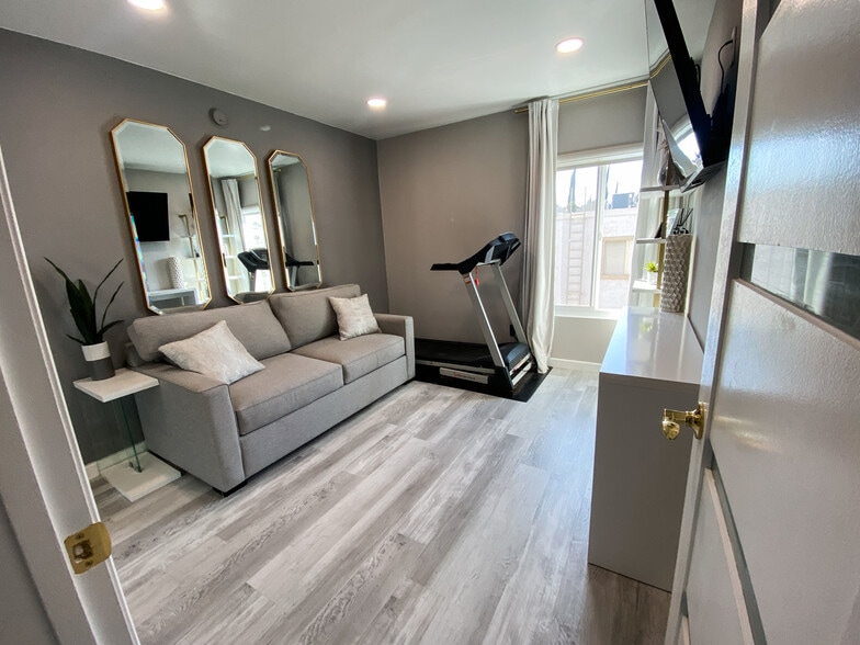 Building Photo - 18350 Hatteras St