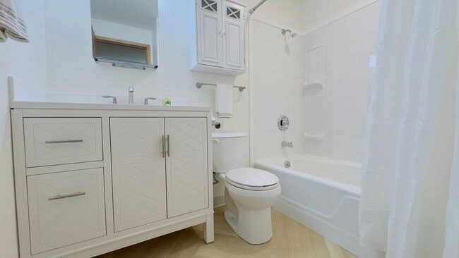 Building Photo - Air Conditioned 3 Bedroom Fully Fenced Yard in the Heart of Lacey - Available Now.