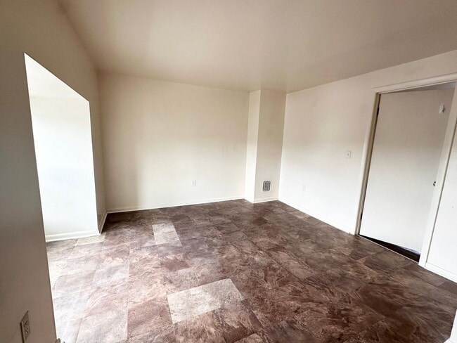 Building Photo - 4 Bedroom 1 Bathroom w/Garage in York City!